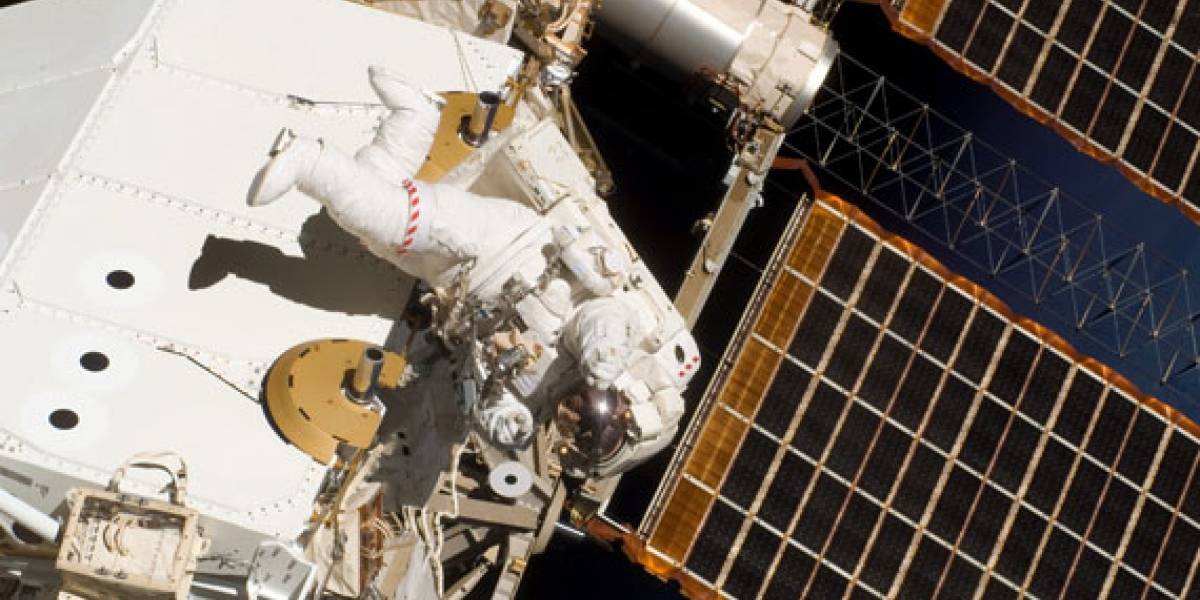Endeavour completa tercera caminata espacial