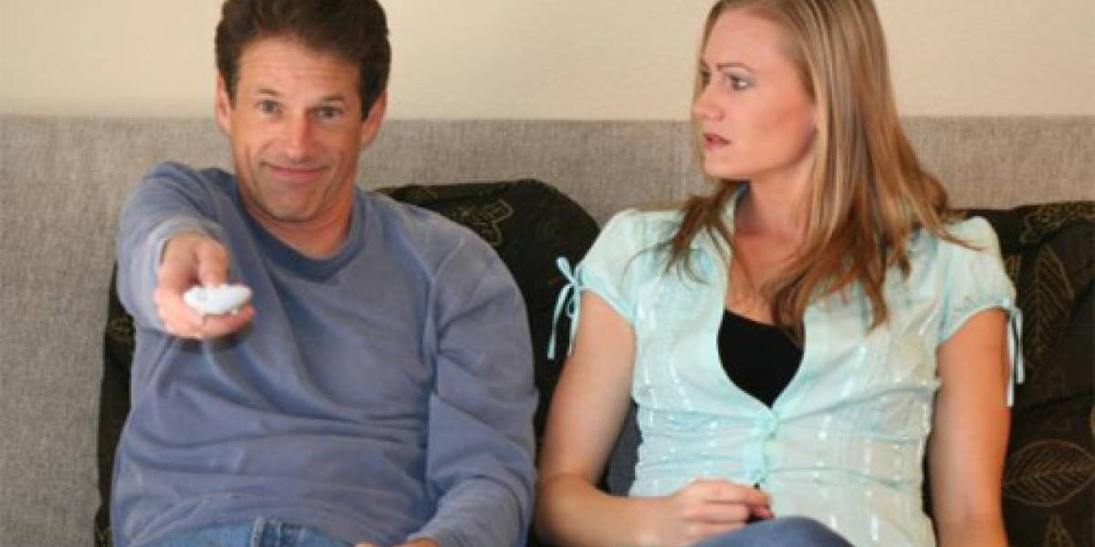Mujer acuchilla a su novio por el control remoto