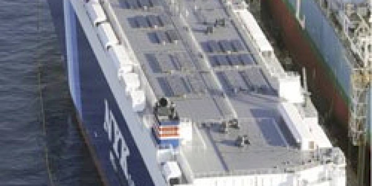 Japón muestra el primer carguero parcialmente solar