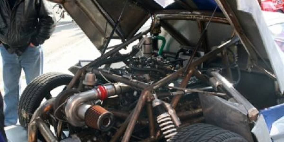 Italiano construye su propio superauto a mano