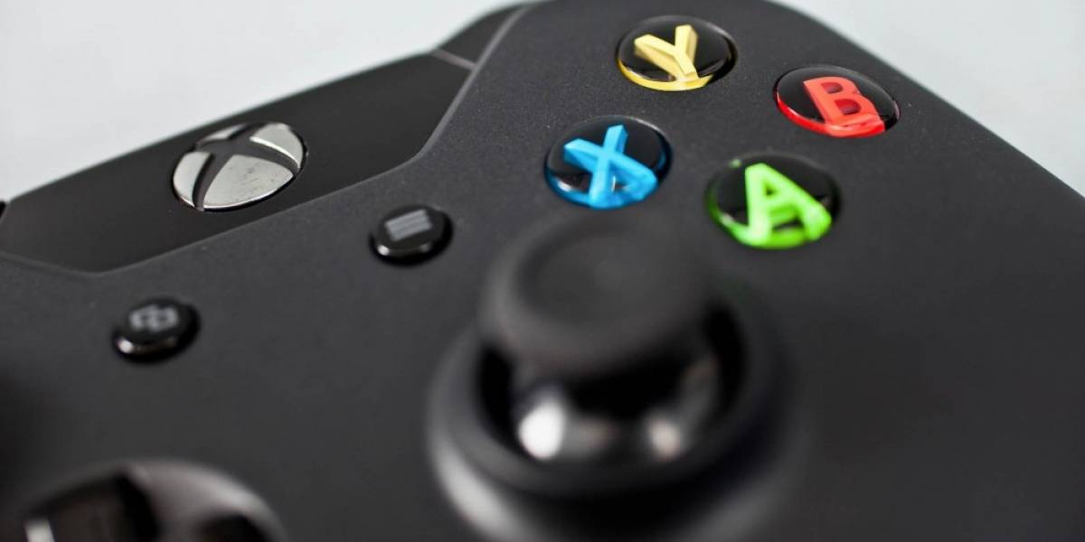 Usuario recibe Xbox One por anticipado y muestra lo que hay en la caja y la interfaz