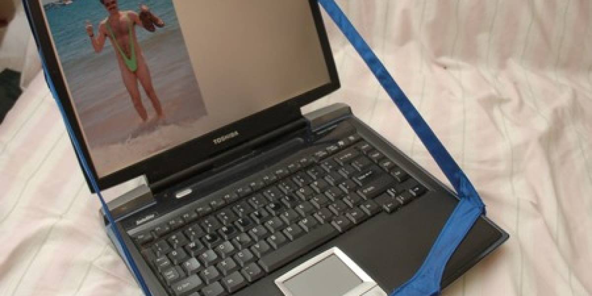 Laptop con traje de baño