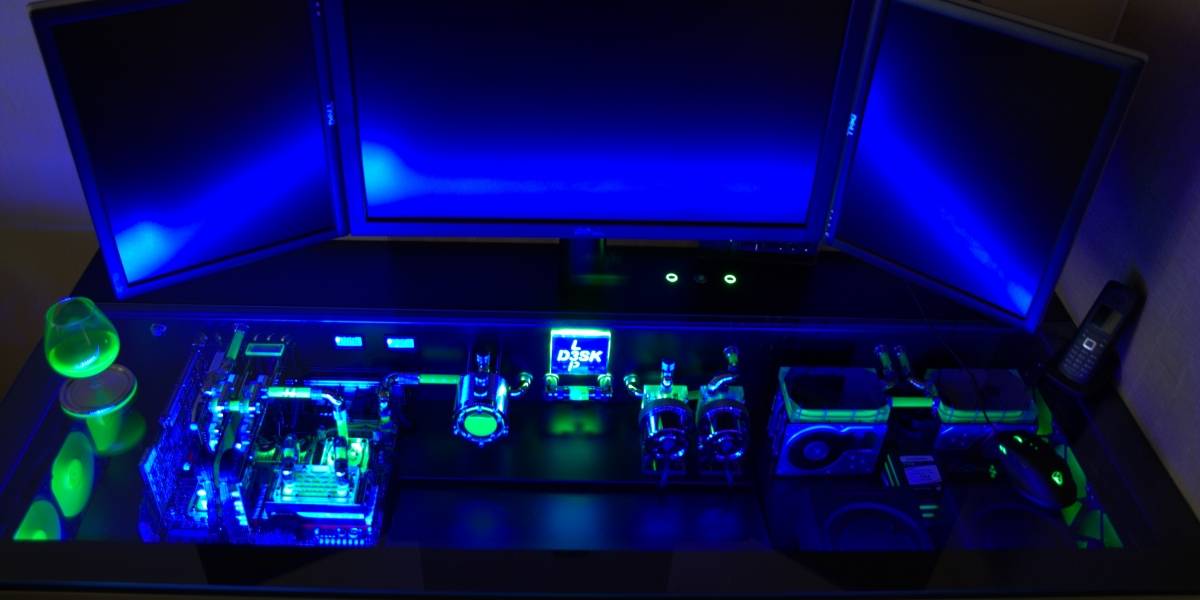 Holandés mete su PC dentro de su escritorio, con watercooling
