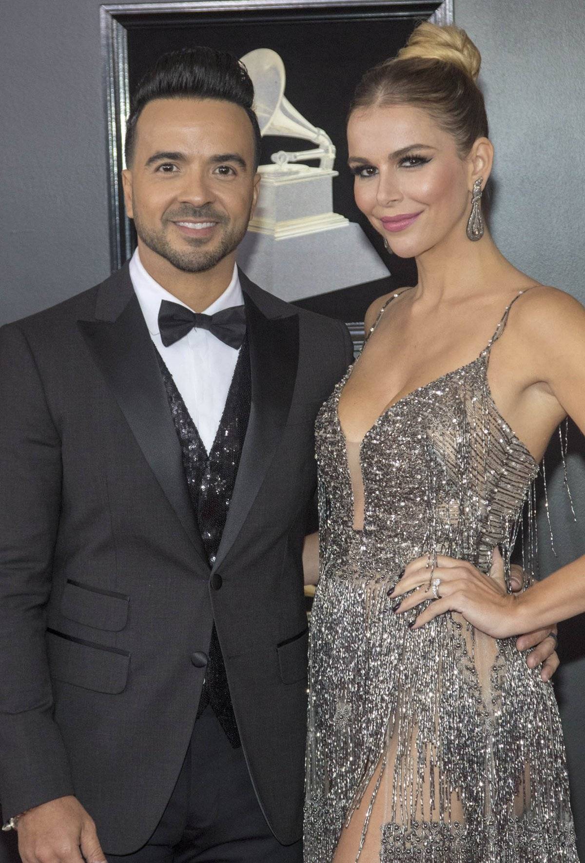 Luis Fonsi junto a su esposa Águeda López en la Alfombra Roja./ eFE