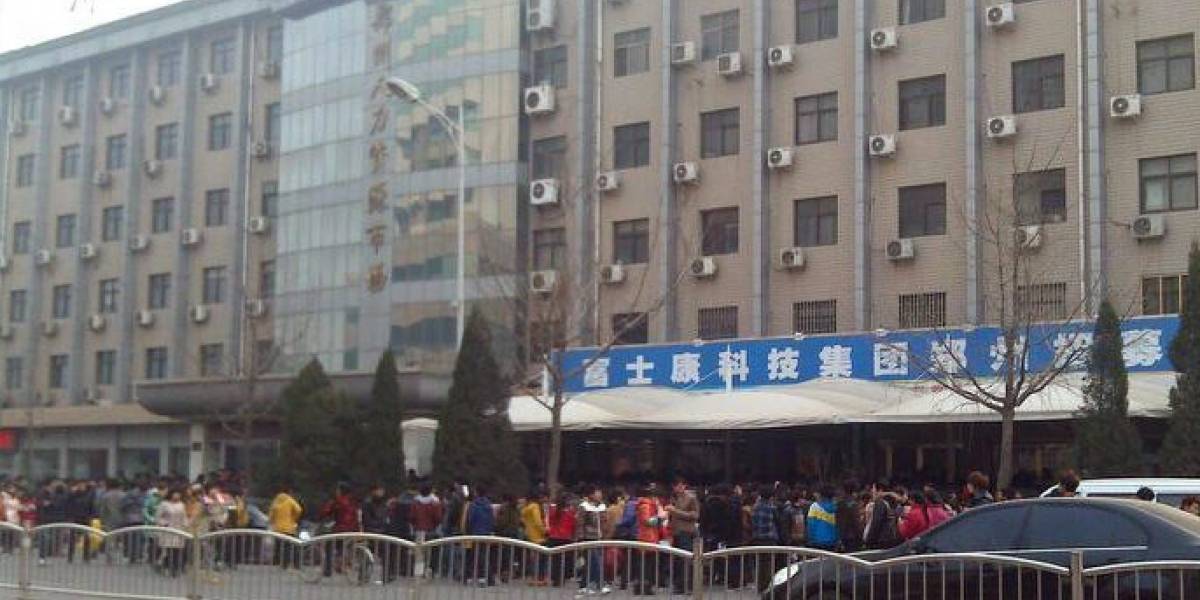 Miles de chinos hacen fila para conseguir un empleo en Foxconn
