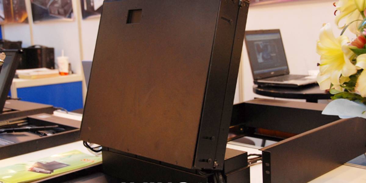 Portatil ACME con tres pantallas desplegables