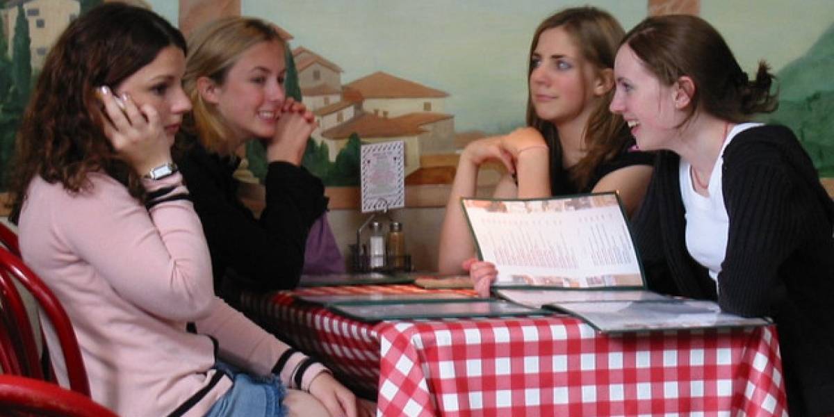 Encuesta: Usar el celular durante las comidas saca de quicio al resto de los comensales