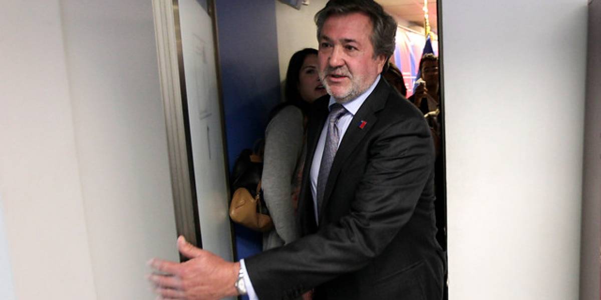 Jorge Atton: "Hoy en día no existe tecnología de cuarta generación en Chile"