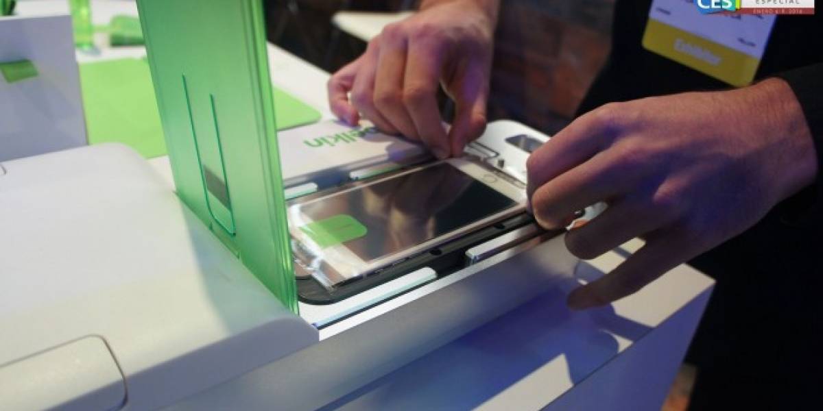 Este dispositivo de Belkin agrega una mica protectora a la pantalla de tu celular #CES2016