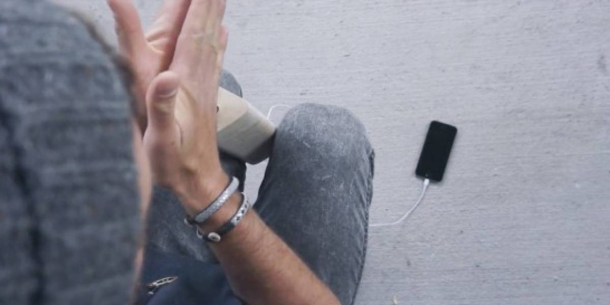 Desde hoy puedes cargar tu iPhone con dos palillos