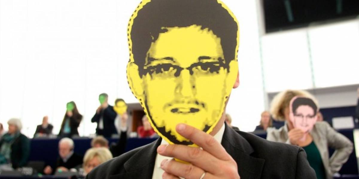 Un mensaje de texto basta para hackear tu smartphone, según Edward Snowden