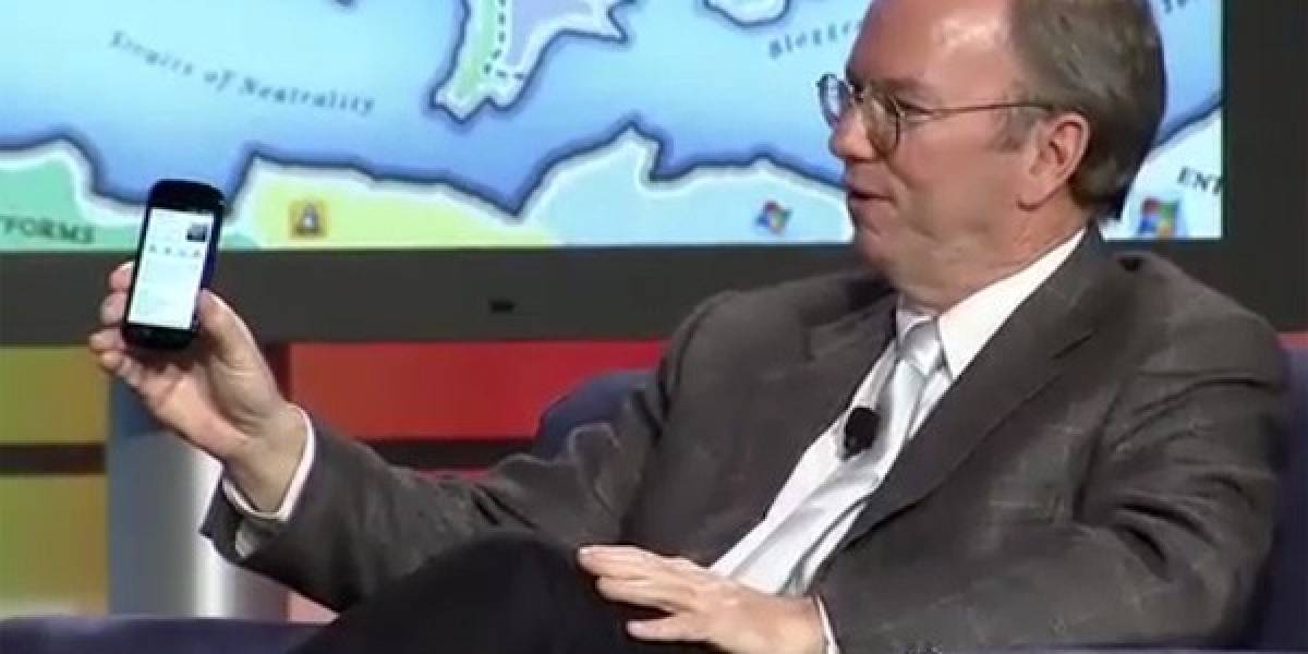 Eric Schmidt enseñó el Nexus S y adelantó que saldrá en unas pocas semanas