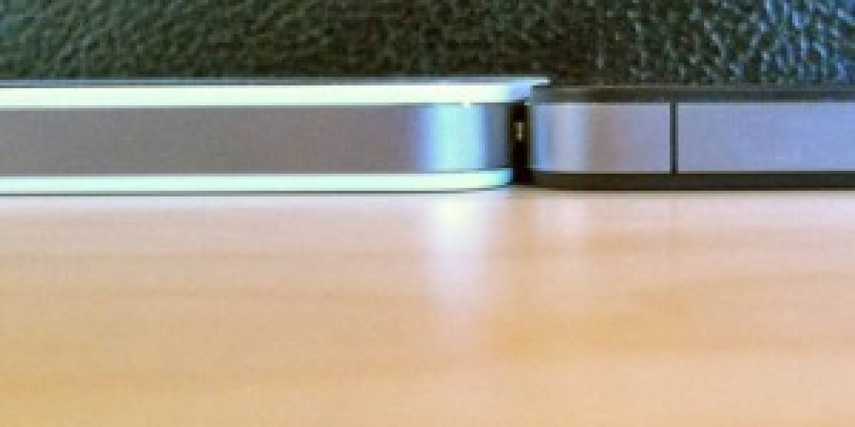 El iPhone blanco es más grueso que el tradicional negro, pero Apple lo niega