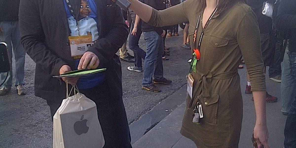 España: Usuarios del iPad 2 reciben aplausos tras su compra