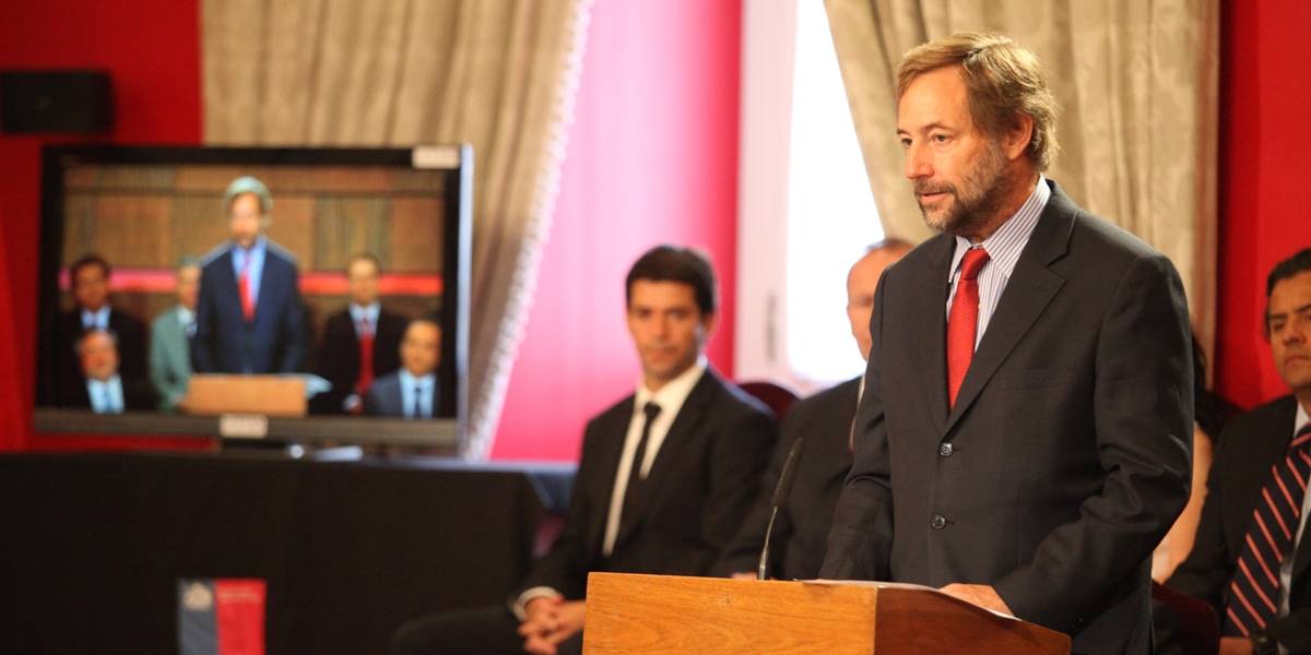 Errázuriz llamó a las empresas a "hacerse cargo" de $377 por cambio de compañía