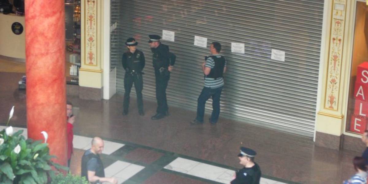 Grupo Anonymous protesta fuera de tiendas SONY causando su cierre