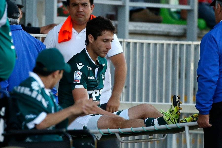 Agustín Parra siendo sacado en camilla del campo de juego del Elías Figueroa Brander el 19 de febrero de 2016. Esa vez, ante Palestino, fue su última vez en cancha en un partido oficial / Foto: Photosport