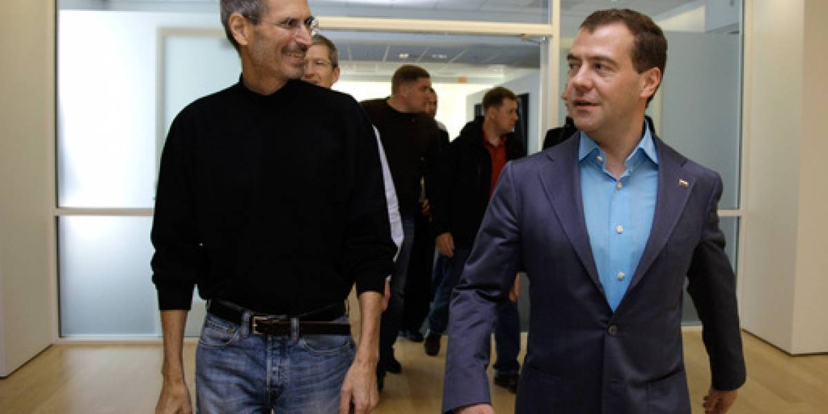 Steve Jobs regala al presidente ruso un iPhone bloqueado