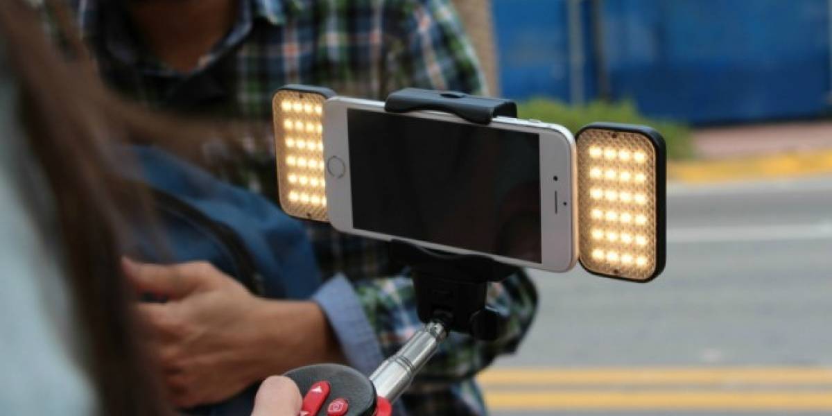 Este bastón de selfies automático hará que tus fotos parezcan de estudio