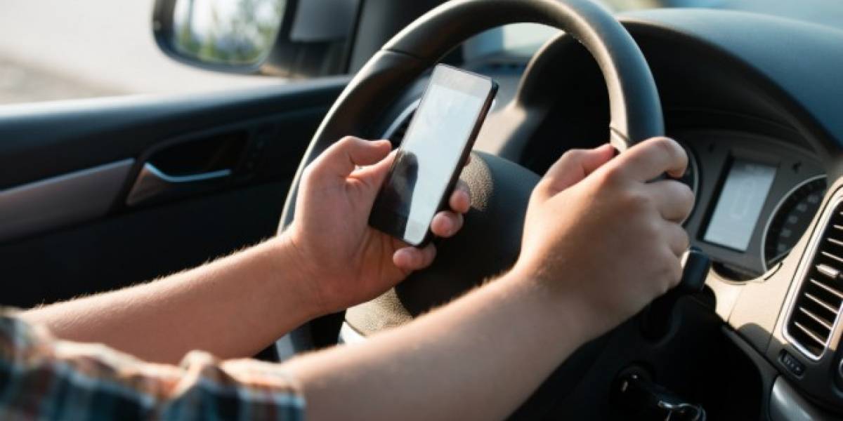 Agencia estadounidense regaña por Twitter a quienes conducen revisando el celular