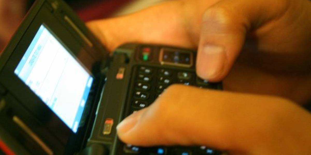 Despistada se cae a la fuente por caminar y escribir SMS al mismo tiempo