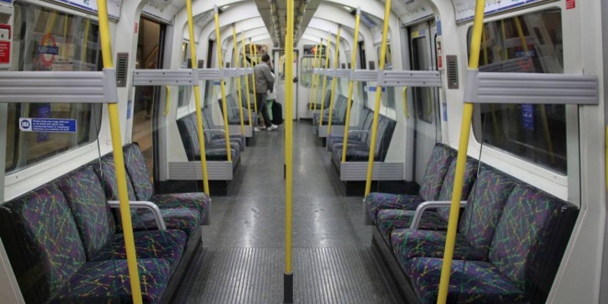 Hombre es arrestado por conectar su celular en un tren de Londres