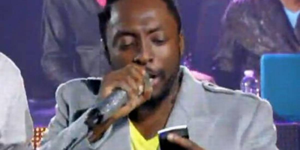 Cantante de Black Eyed Peas usa su smartphone para leer la letra de una canción