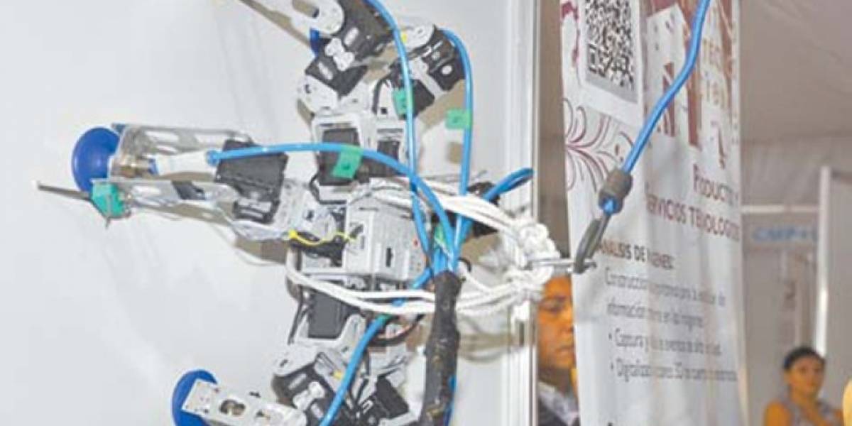 México: Alumna del IPN crea robot parecido a una araña