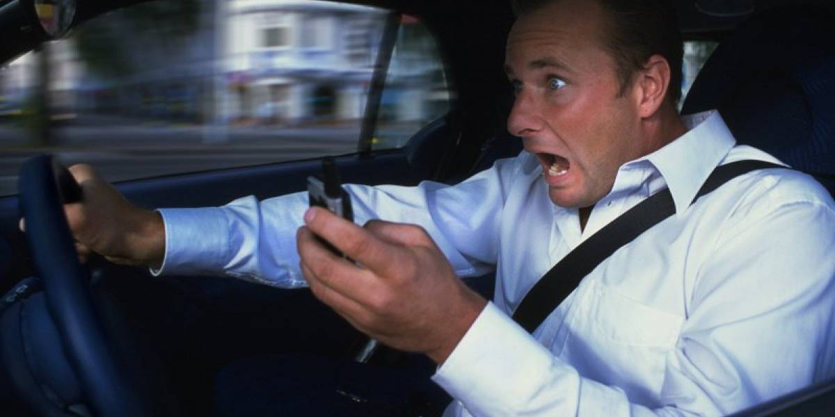 Hablar con manos libres mientras conduces es igual de peligroso que ir sosteniendo el celular