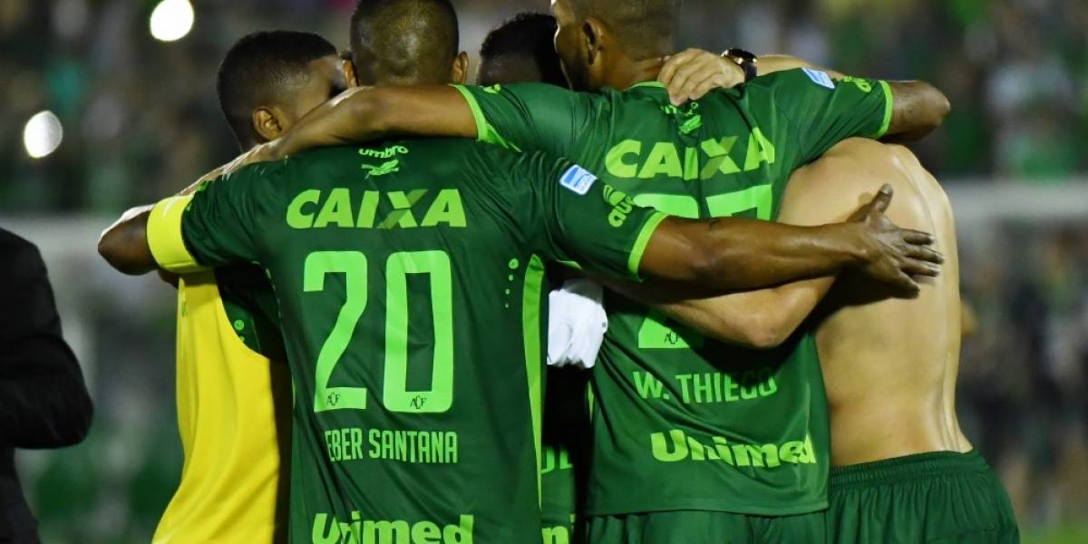 FIFA 17 homenajea al Chapecoense regalando kit y escudo del equipo