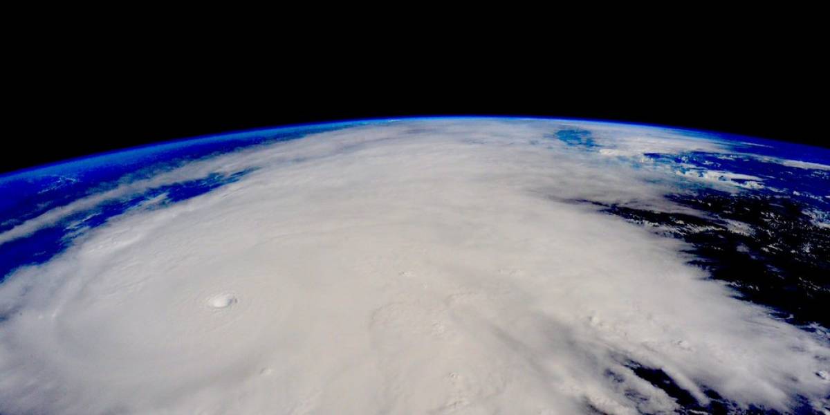 Clientes de AT&T podrán llamar sin costo a México durante el paso del huracán Patricia