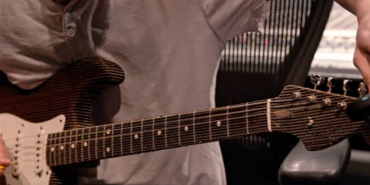 Esta guitarra de cartón de Fender suena como una de verdad