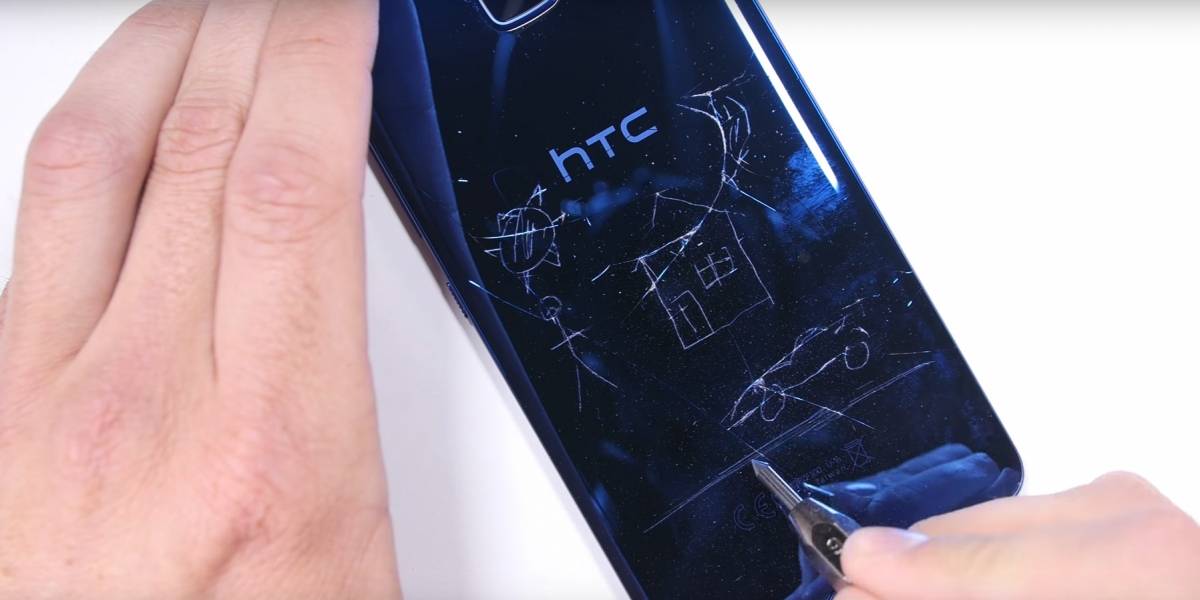El HTC Ultra se somete a la tortura de JerryRigEverything