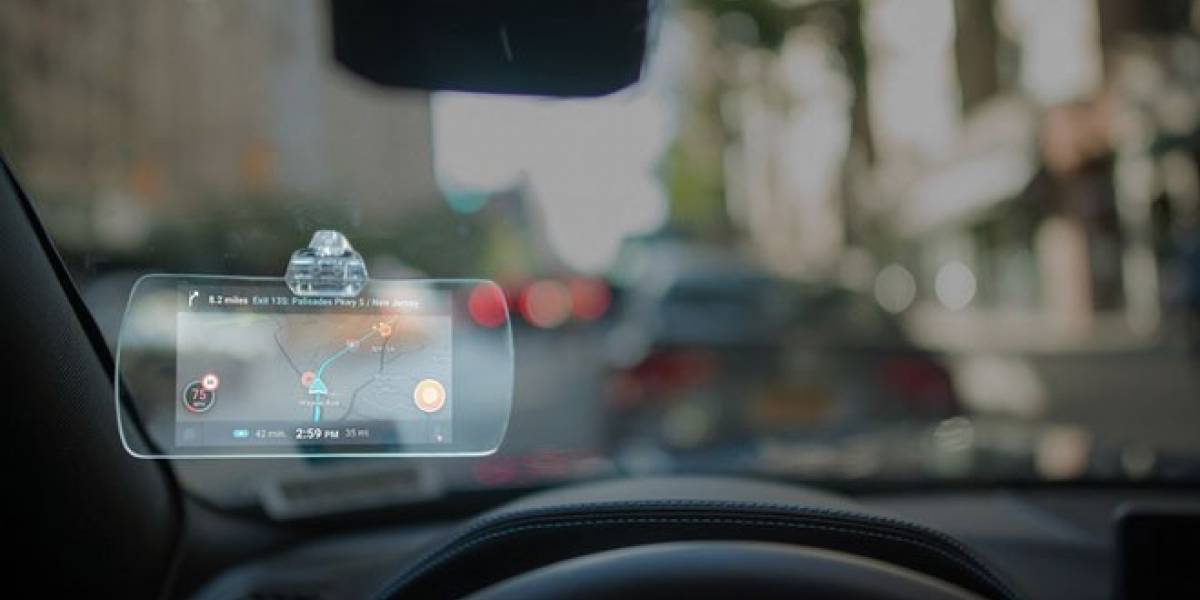 Hudly es un dispositivo para el auto que replica la pantalla de tu smartphone