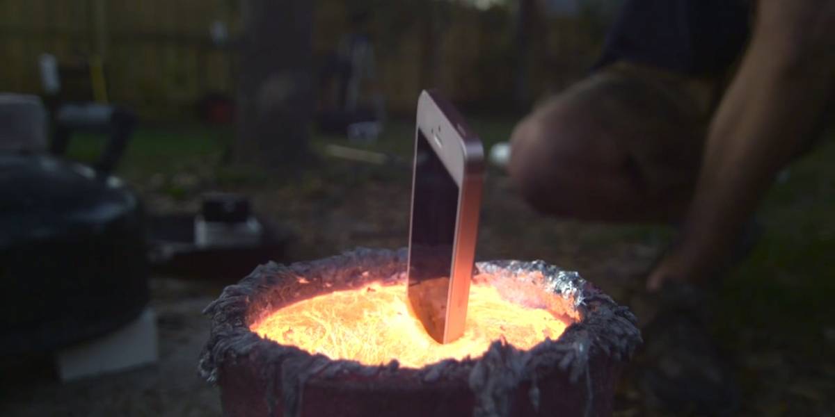 Esto es lo que pasa cuando arrojas un iPhone en aluminio fundido