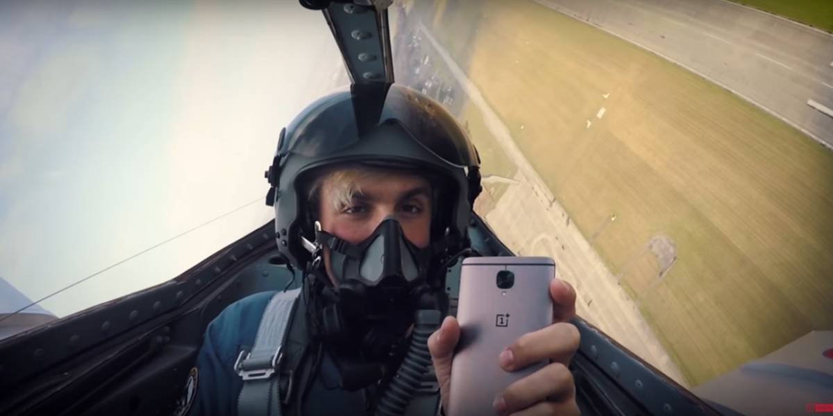 Hacen unboxing del OnePlus 3T arriba de un avión de combate ¿Por qué? porque pueden