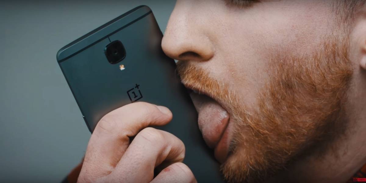 Viral: en pleno noticiero chileno, un hombre lamió su celular en repetidas ocasiones