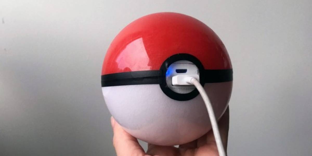 Esta batería en forma de Pokebola es perfecta para jugar Pokémon Go