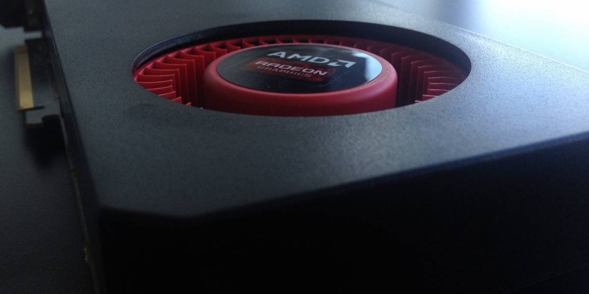 Tarjeta de video basada en el GPU AMD Radeon R9 290X “Hawaii XT” posa para la cámara