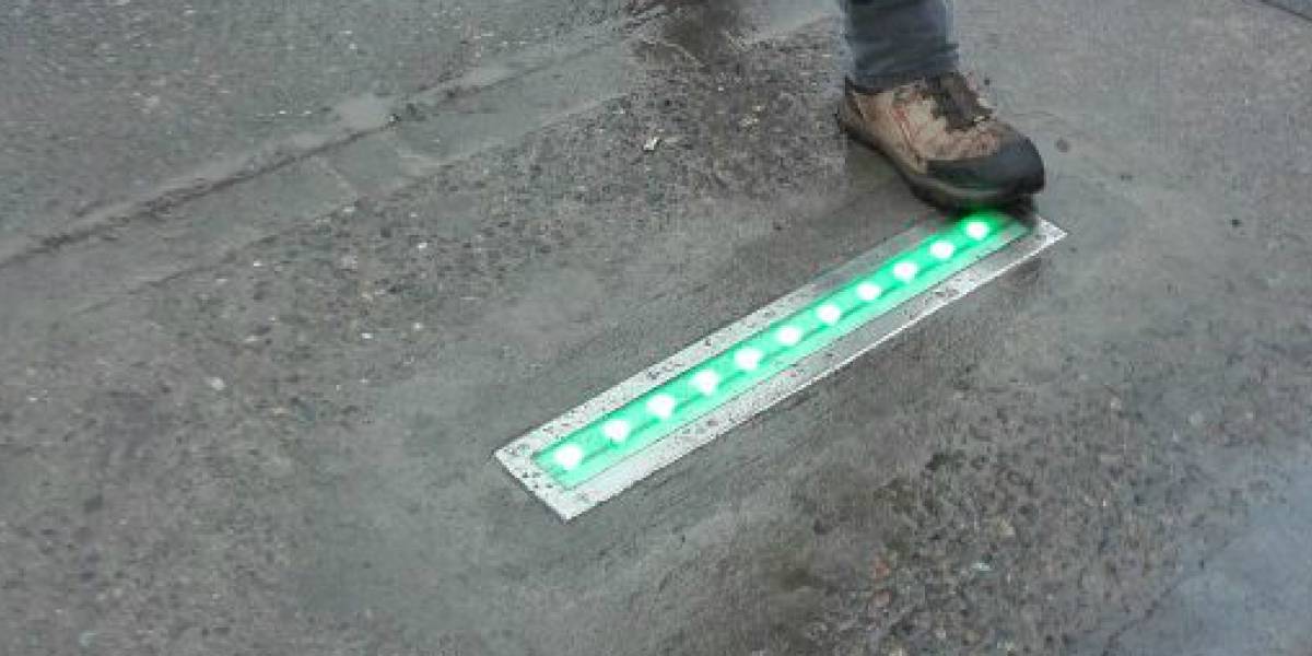 Chile: Instalan semáforos de piso para que no atropellen a la gente que va mirando el celular