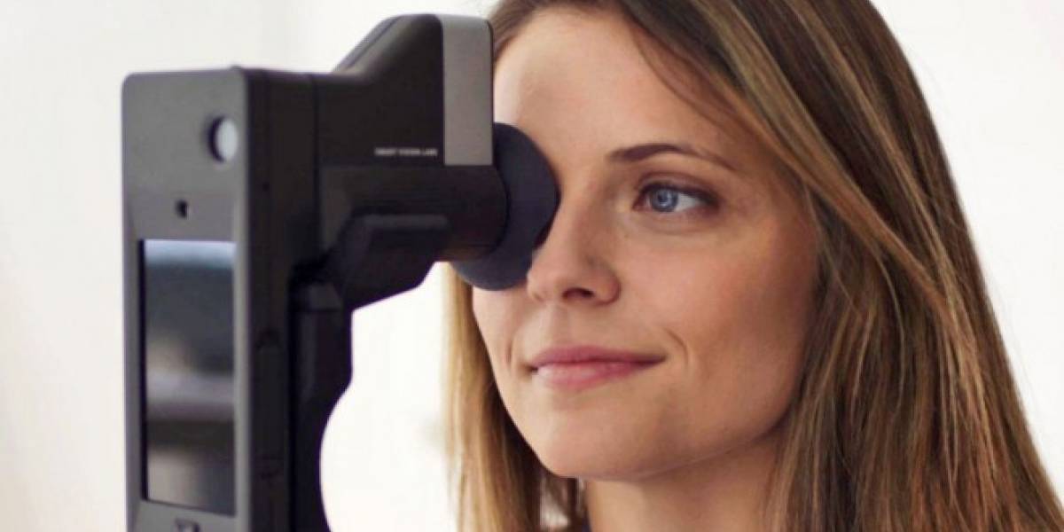 Este dispositivo examina tu vista utilizando tu smartphone