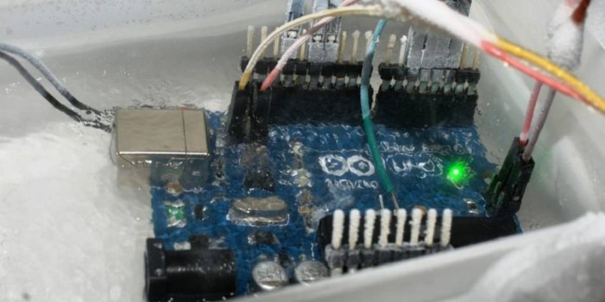 Arduino UNO overclockeado con nitrógeno líquido