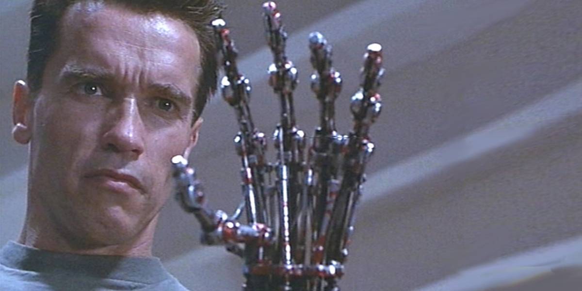 Arnold Schwarzenegger celebra a James Cameron mostrando storyboard original de Terminator