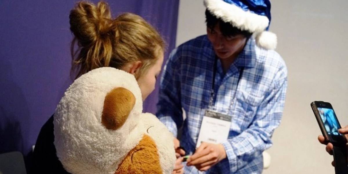 Inventan peluche almohada “viviente” para mejorar la calidad del sueño