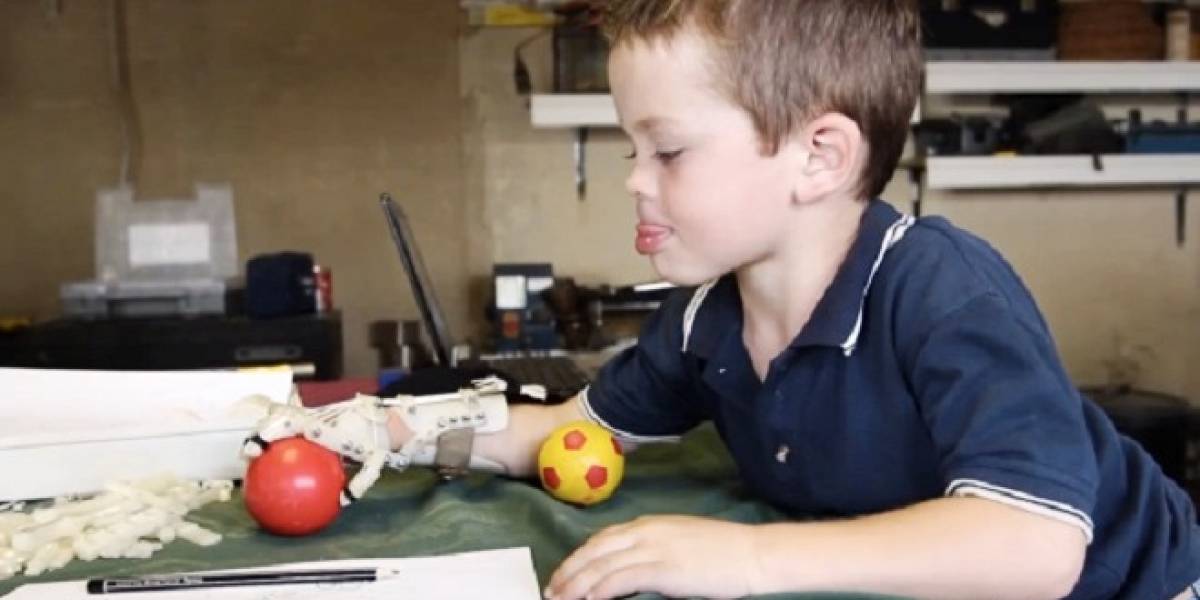 Robohand: Perfeccionan la prótesis de mano hecha con una impresora 3D