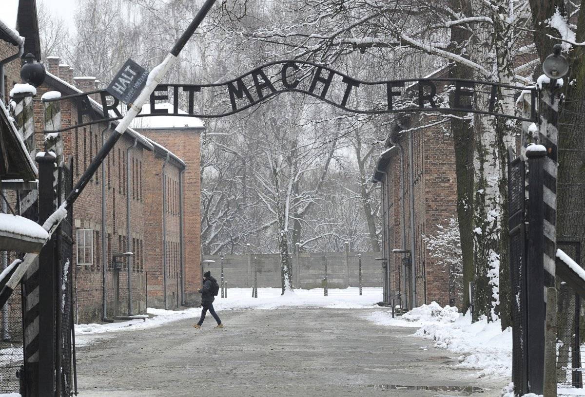 Foto de archivo que muestra la entrada al antiguo campo de exterminio nazi de Auschwitz con el lema "Arbeit Macht Frei" (El trabajo libera)