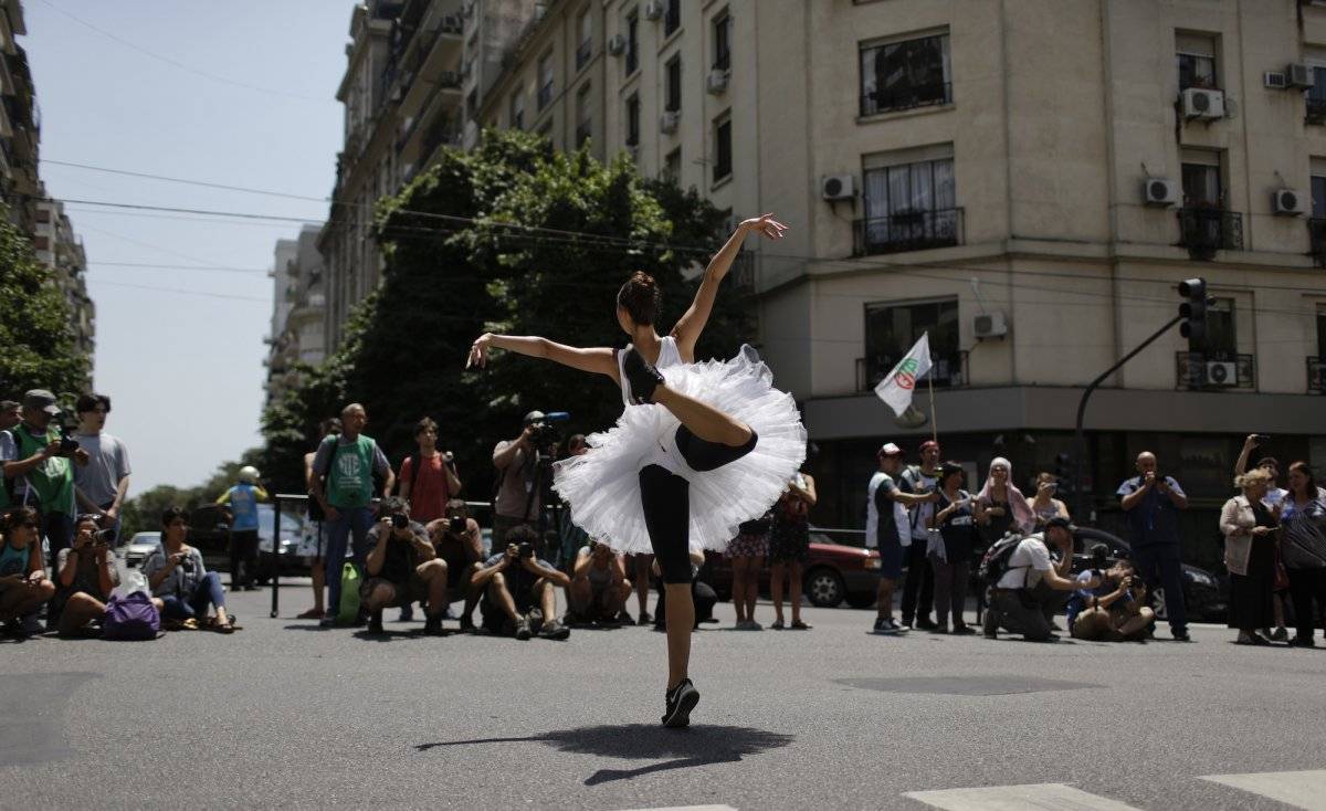 Una bailarina se presenta en un espectáculo al aire libre para protestar por recortes de fondos del gobierno en Buenos Aires, el jueves 1 de febrero de 2018. (AP Foto / Natacha Pisarenko)