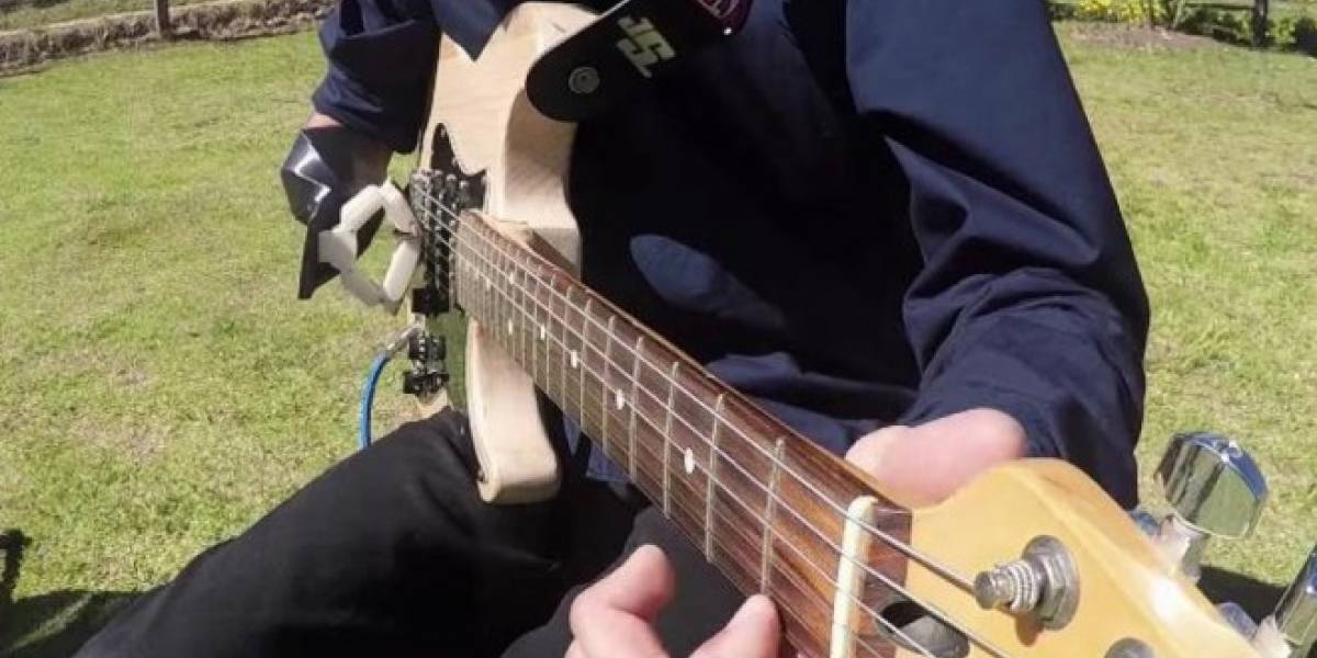 Este colombiano de 17 años toca la guitarra con un brazo impreso en 3D