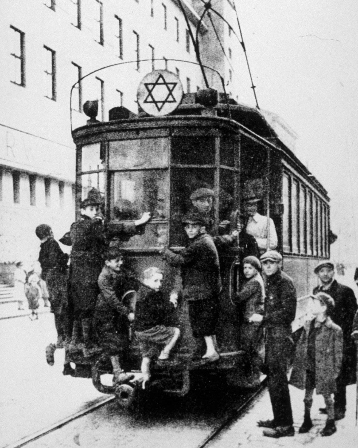 Niños judíos en un tranvía en el Ghetto de Varsovia (1940)