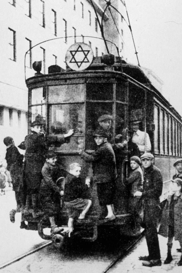 Niños judíos en un tranvía en el Ghetto de Varsovia (1940)